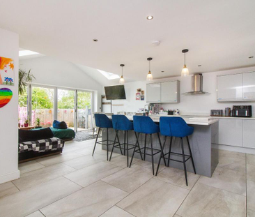 6 bedroom detached house to rent - Photo 3