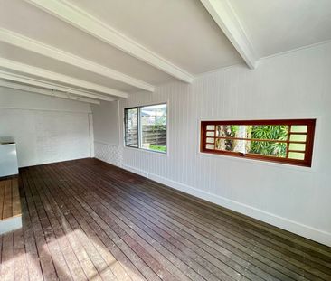 Cozy 3 Bedroom House in a Peaceful Riverside Village - Photo 4