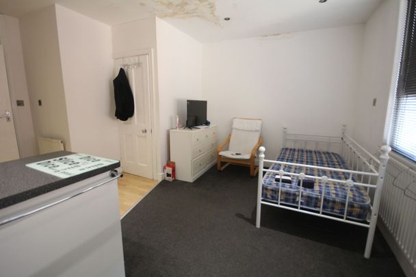 High Street, Uxbridge, UB8 - Photo 1