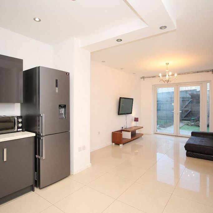 4 bedroom terraced house to rent - Photo 1