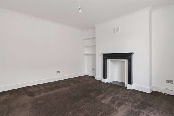 An exceptional two bedroom apartment arranged over the raised ground floor of a beautiful Grade II listed Georgian townhouse. - Photo 1