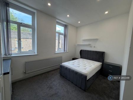 1 bedroom in a house share to rent - Photo 2