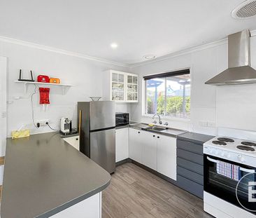 NEAT & TIDY FULLY FURNISHED 3 BEDROOM HOME - Photo 5