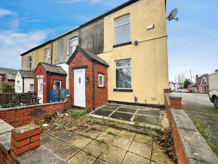 3 bedroom end of terrace house to rent - Photo 2