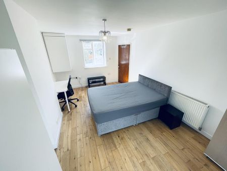 4 bedroom terraced house to rent - Photo 3