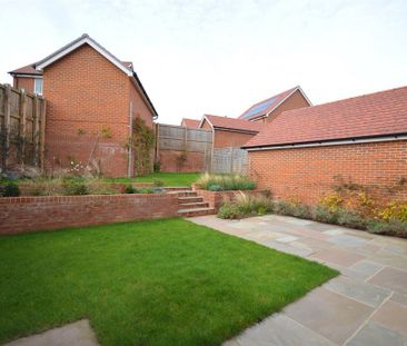 4 bedroom detached house to rent - Photo 1