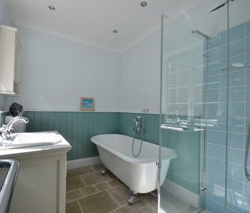 3 bedroom flat to rent - Photo 6