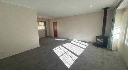 Sunny 3-Bedroom Home - Photo 4