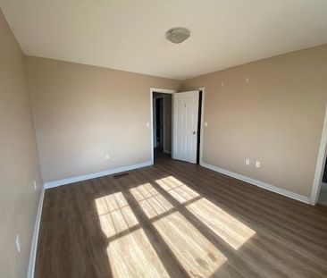 790 Newmarket Lane - 3 bed +Den, 3.5 bath - LEASE NOW FOR A FREE IPAD! - Photo 6