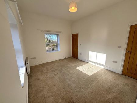 3 bedroom end of terrace to let - Photo 2