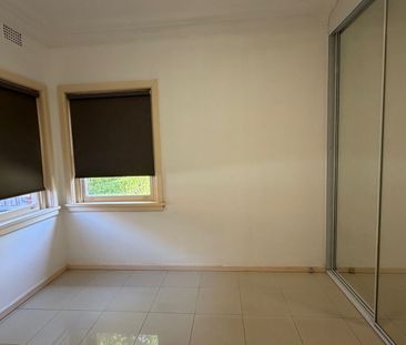 Spacious 4-Bedroom Home with Large Backyard & Separate External Cabin - Photo 2