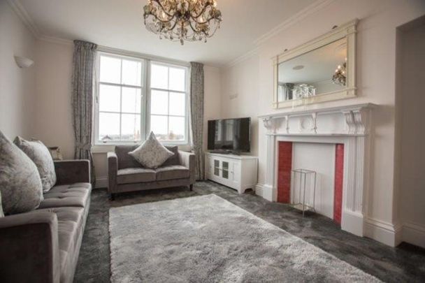 2 bedroom mews to rent - Photo 1