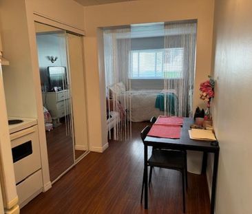 COQUET 2 1/2 rénové - Immeuble béton, gym et piscines - À VOIR - Photo 1