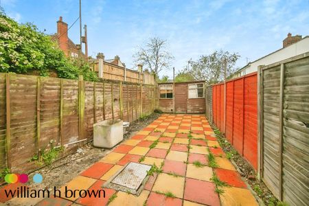 3 bedroom end of terrace house to rent - Photo 4
