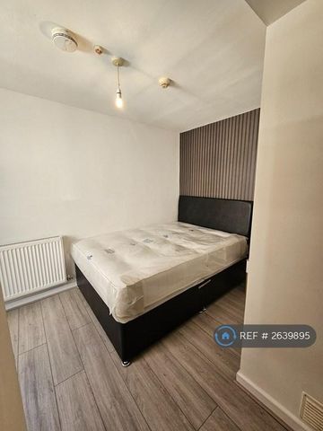 1 bedroom in a house share to rent - Photo 4