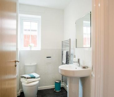 4 bedroom semi-detached house to rent - Photo 3