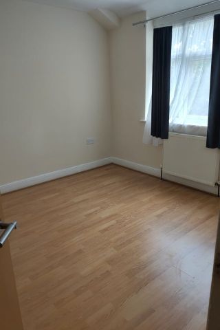 3 Bed Terraced House, Beaumont Crescent, CV6 - Photo 2