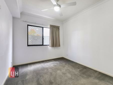 LOW MAINTENANCE LIVING - 2 CAR SPACES & LIFT ACCESS TO UNIT ! - Photo 3