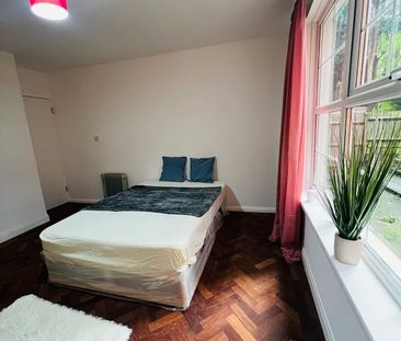 Room in a Shared Flat, Leeward Gardens, SW19 - Photo 5