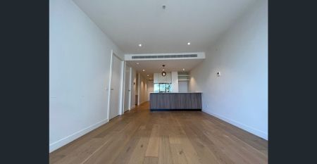 Cozy Two Bedroom Apartment in Prime Blackburn Location - Photo 2