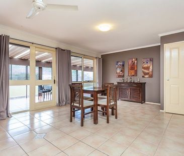 Spacious Family Home! - Photo 2