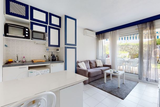 Proche plages et commodités, studio traversant avec coin chambre dans une résidence avec piscine. - Photo 1