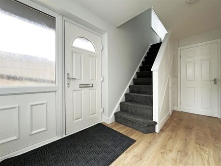 3 bedroom Semi-detached house to rent - Photo 5