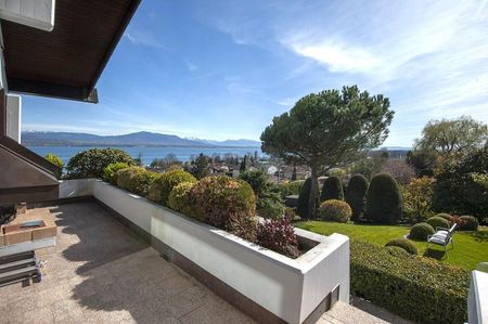 Property with magnificent views of the lake, the Alps and Mont Blanc - Photo 2