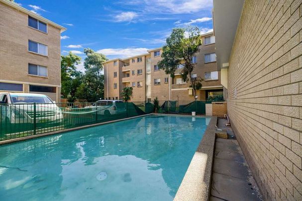 TOP FLOOR APARTMENT WITH AIR CON AND POOL. - Photo 1