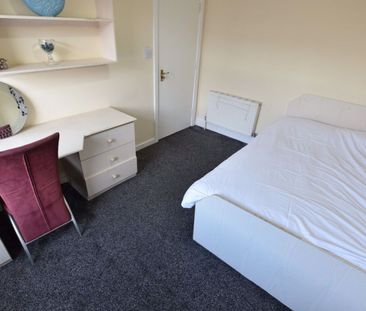 6 bedroom Flat in Estcourt Avenue, Leeds - Photo 4