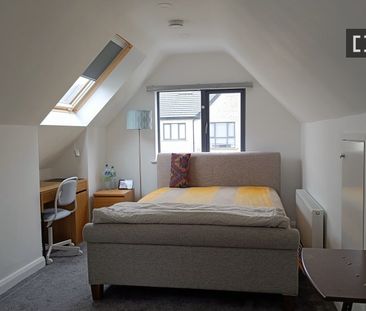 Room for rent in a 4-bedroom house in Killinardan, Dublin - Photo 1