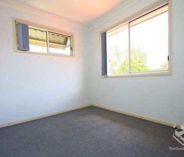 STUNNING TOWNHOUSE-CLOSED TO ALL AMENITIES - Photo 3