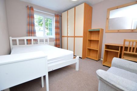 3 bedroom flat to rent - Photo 2