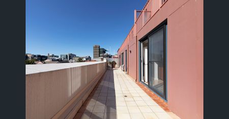 Oversized in/outdoor warehouse residence - Photo 2