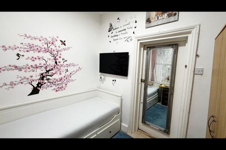 Bedsit, Knaresborough Place, SW5 - Photo 2
