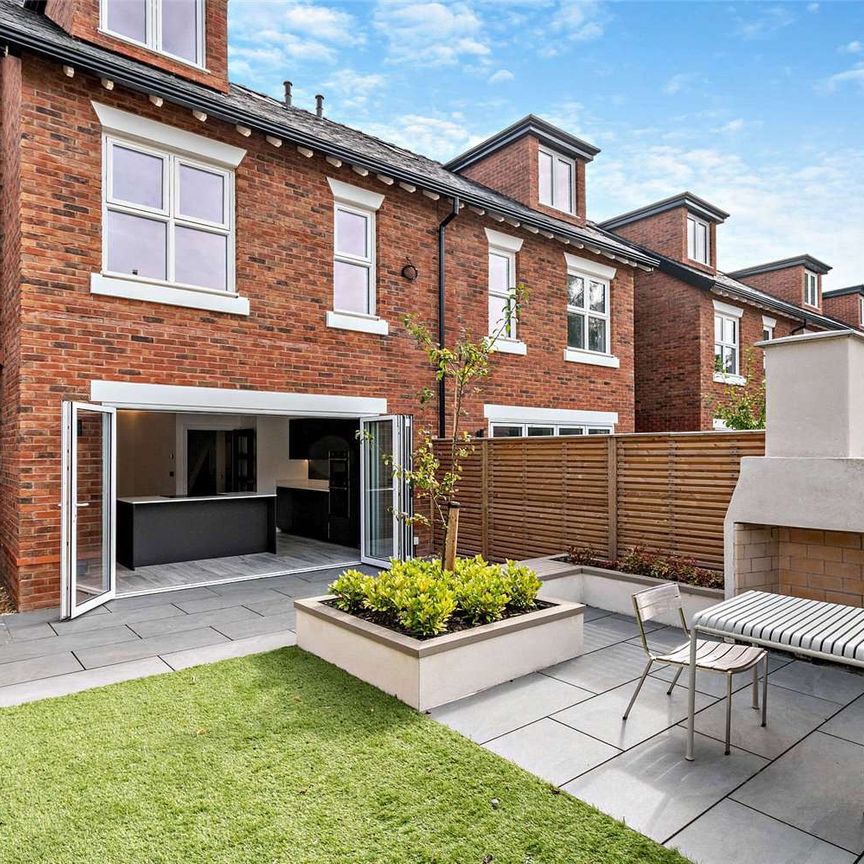 Brand new luxury home with two parking spaces, ideally located in the heart of Hale village. Available immediately, furnished or unfurnished. - Photo 1