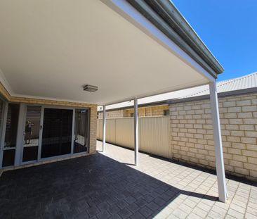 WELL PRESENTED 3X2 HOME, OPPOSITE PARK, WALK TO SHOPS & TRAIN - Photo 5