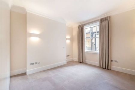 A beautiful third floor apartment (with lift) in a period building situated moments from Sloane Square and the amenities of Pavilion Road. - Photo 3