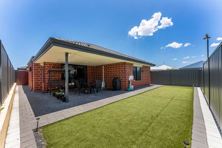 Spacious Three Bedroom Family Home in Baldivis - Photo 4