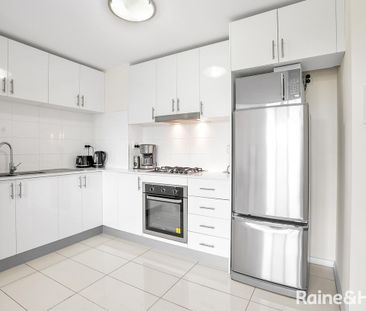 Modern & Stylish Apartment - Photo 3