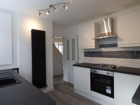 3 bedroom semi-detached house to rent - Photo 5