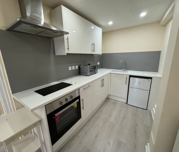 Studio Flat, Hanworth Road, TW3 - Photo 1