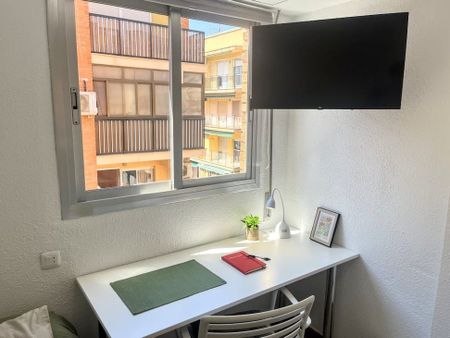 Carrer de Bernat i Baldoví, Burjassot, Valencian Community 46100 - Photo 5