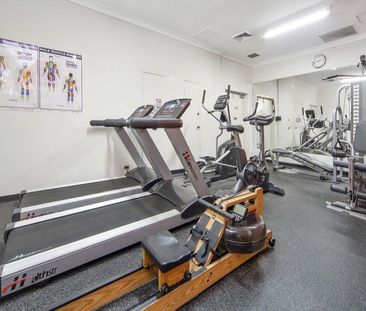 Over-sized luxury living! - Photo 3