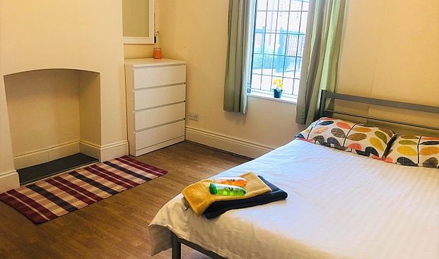 Stunning 6 bedroom student property with 2 modern bathrooms - Photo 1