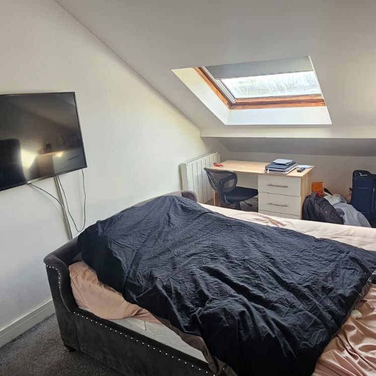 2 Bed - (F1) 78A Burley Road, Burley, LEEDS - LS3 1JP - Student - Photo 1