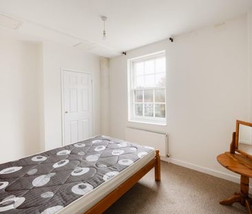 1 Bed Flat - Photo 2
