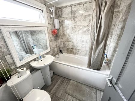 1 bedroom in a house share to rent - Photo 2