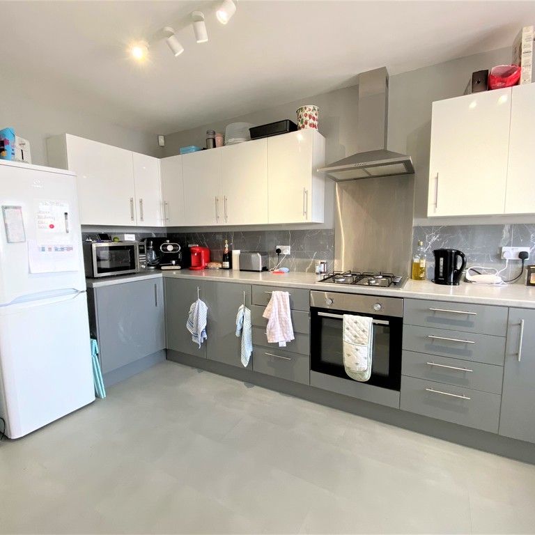 Elmshott Lane, Slough - Photo 1
