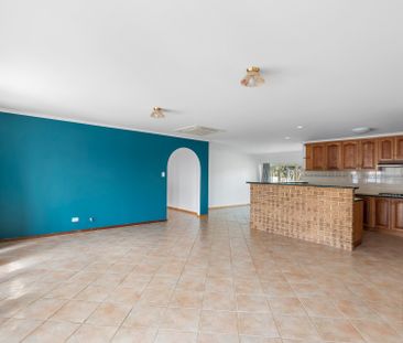 Large family home in a great location - Photo 6